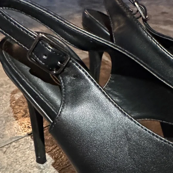 Elegant Black Leather Sandals - Picture 7 of 9